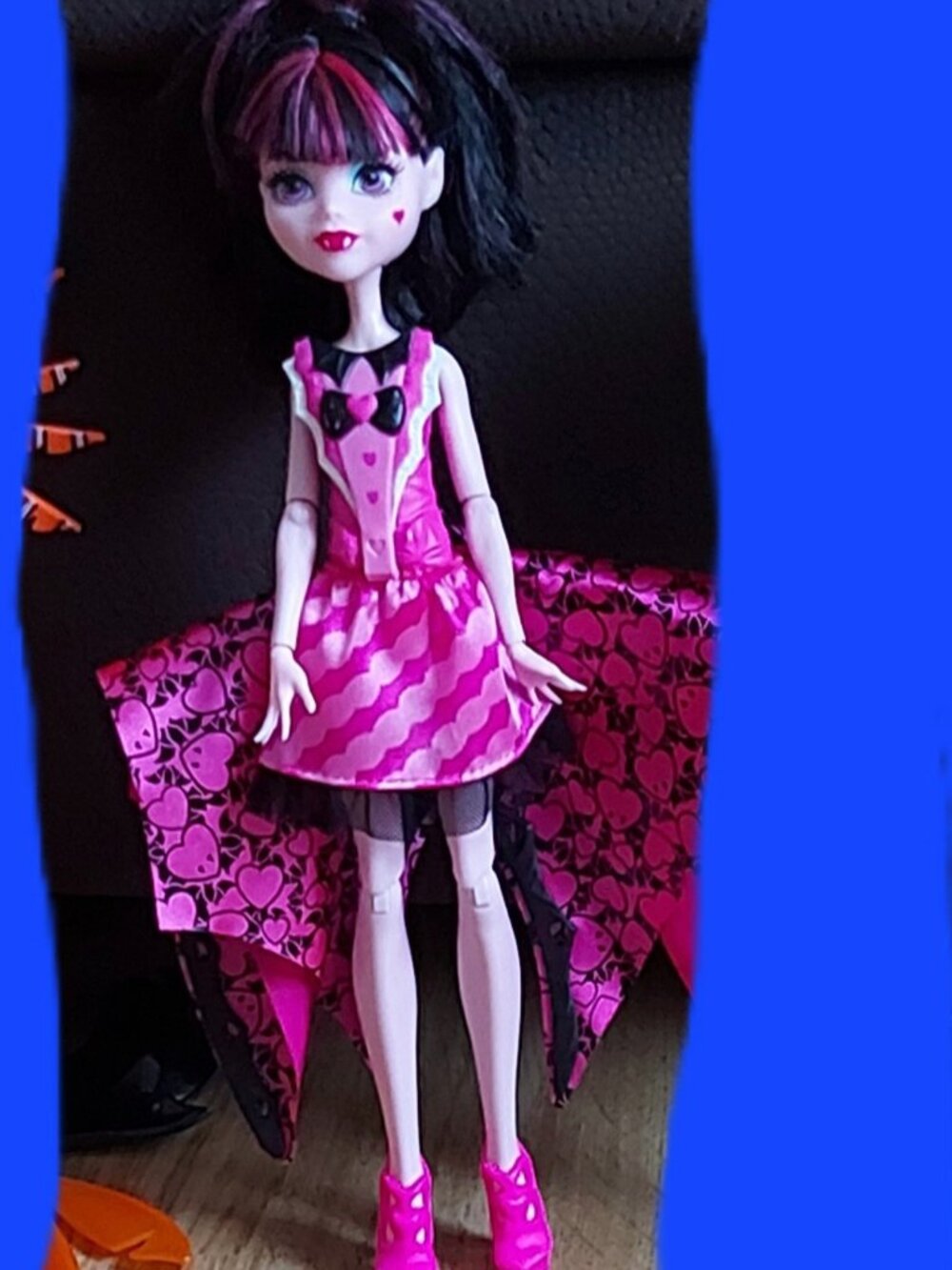 Draculaura wings open up